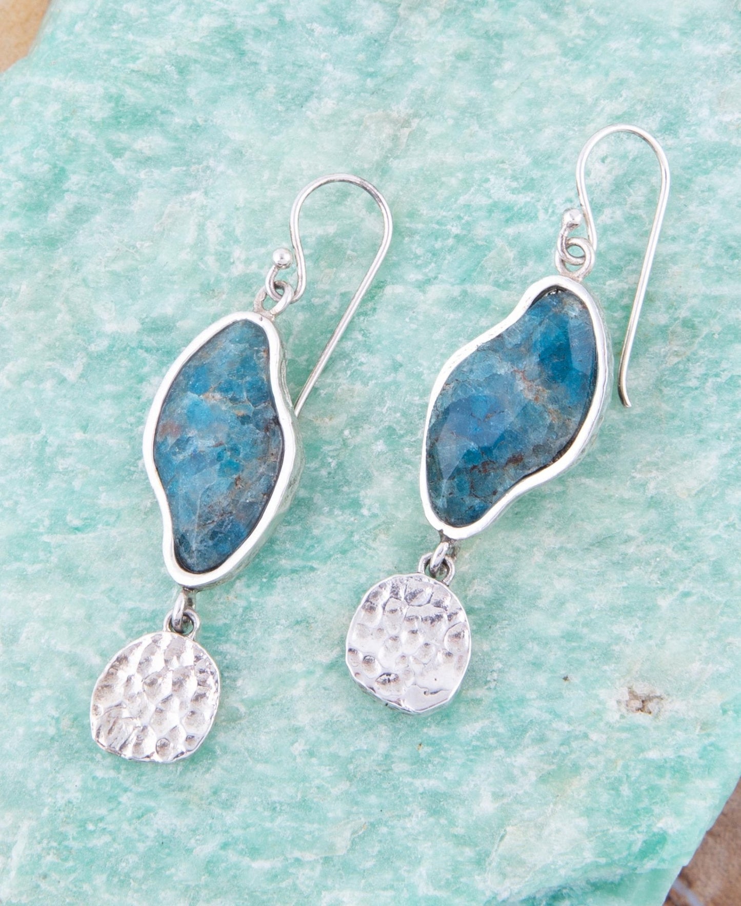Boucles d'oreilles pendantes Luna en apatite bleue et argent sterling
