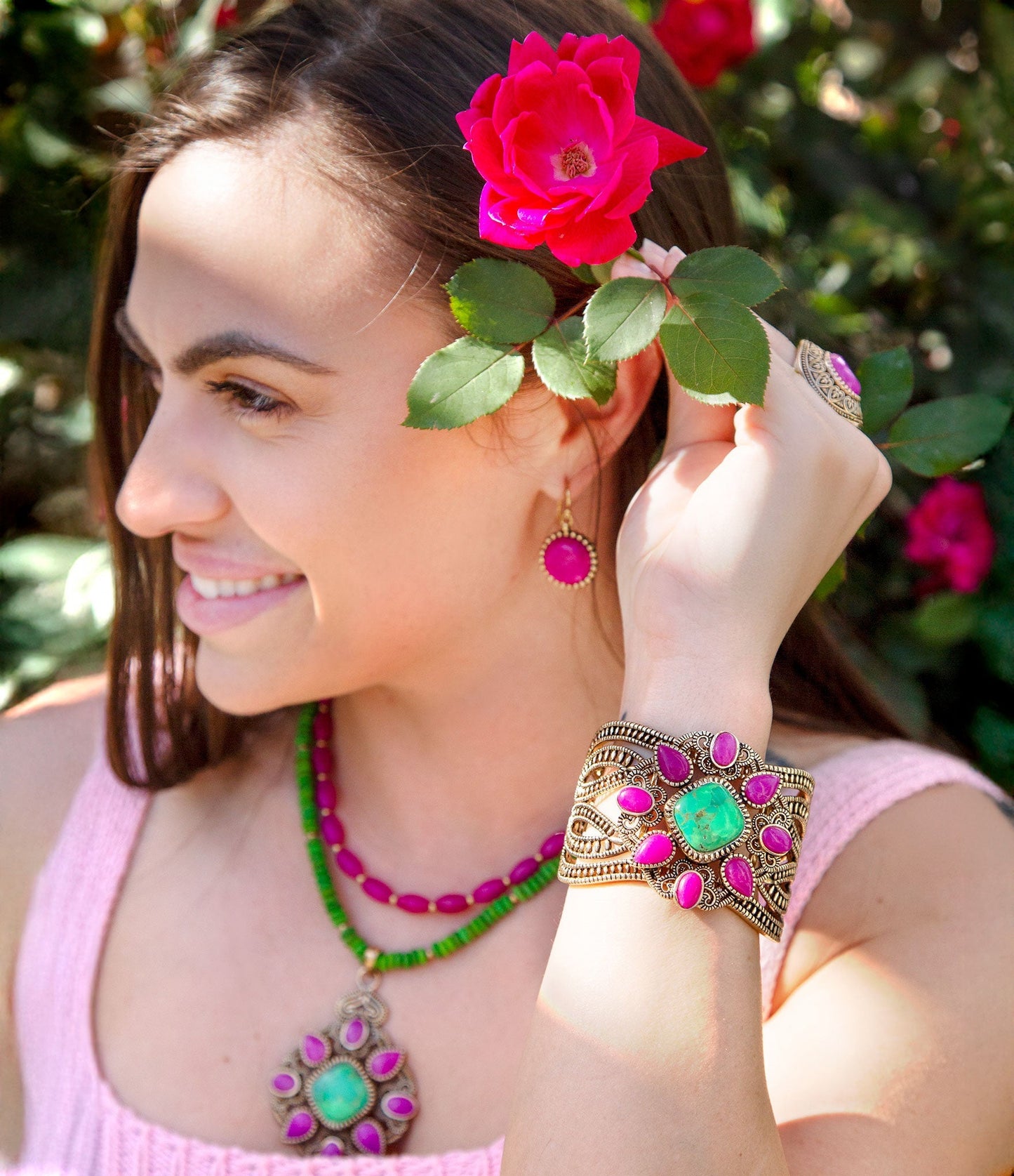 Armreif Madeira Limette und rosa Achat mit goldenem Statement