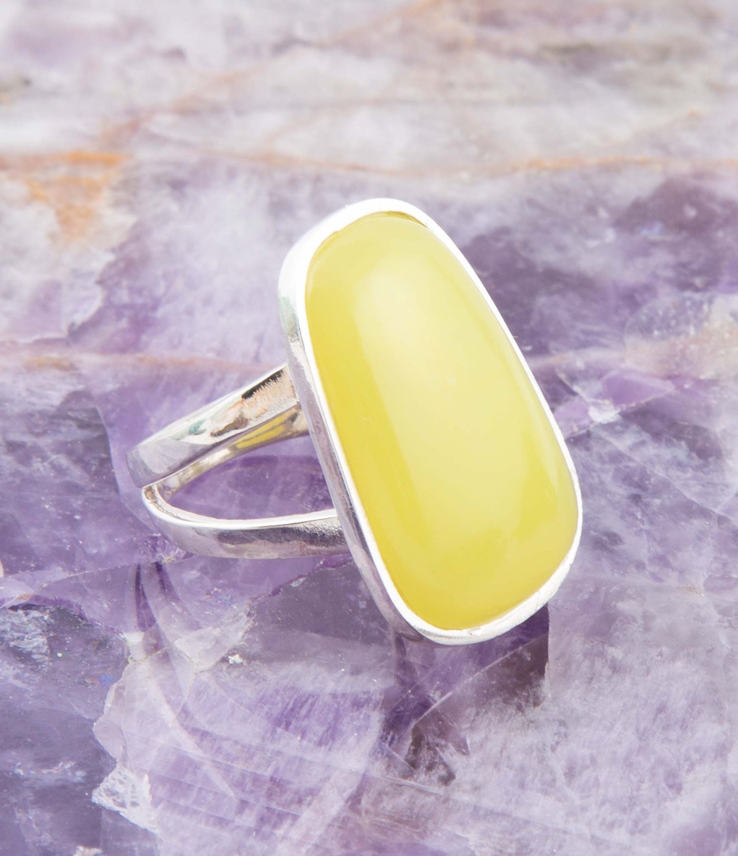 Madeleine Ring aus Gelber Jade und Sterlingsilber