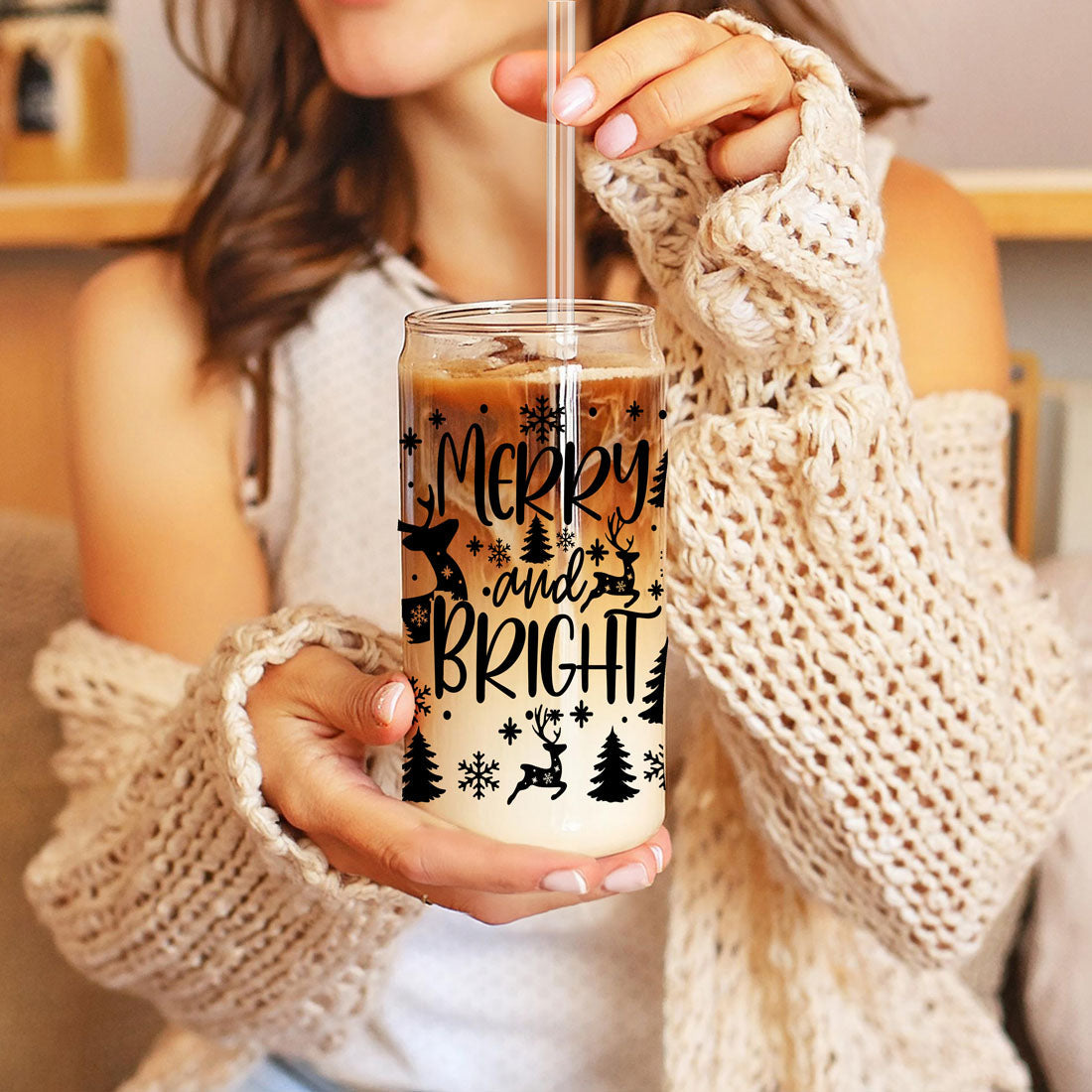 Fröhliche und helle 17oz Feiertagstasse mit Rentier Schneeflocke Baum Schwarzer Schriftzug