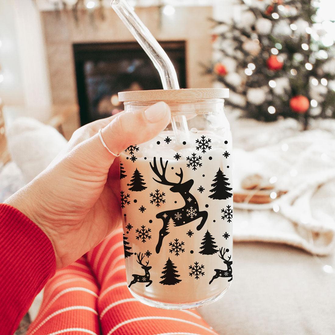 Fröhliche und helle 17oz Feiertagstasse mit Rentier Schneeflocke Baum Schwarzer Schriftzug