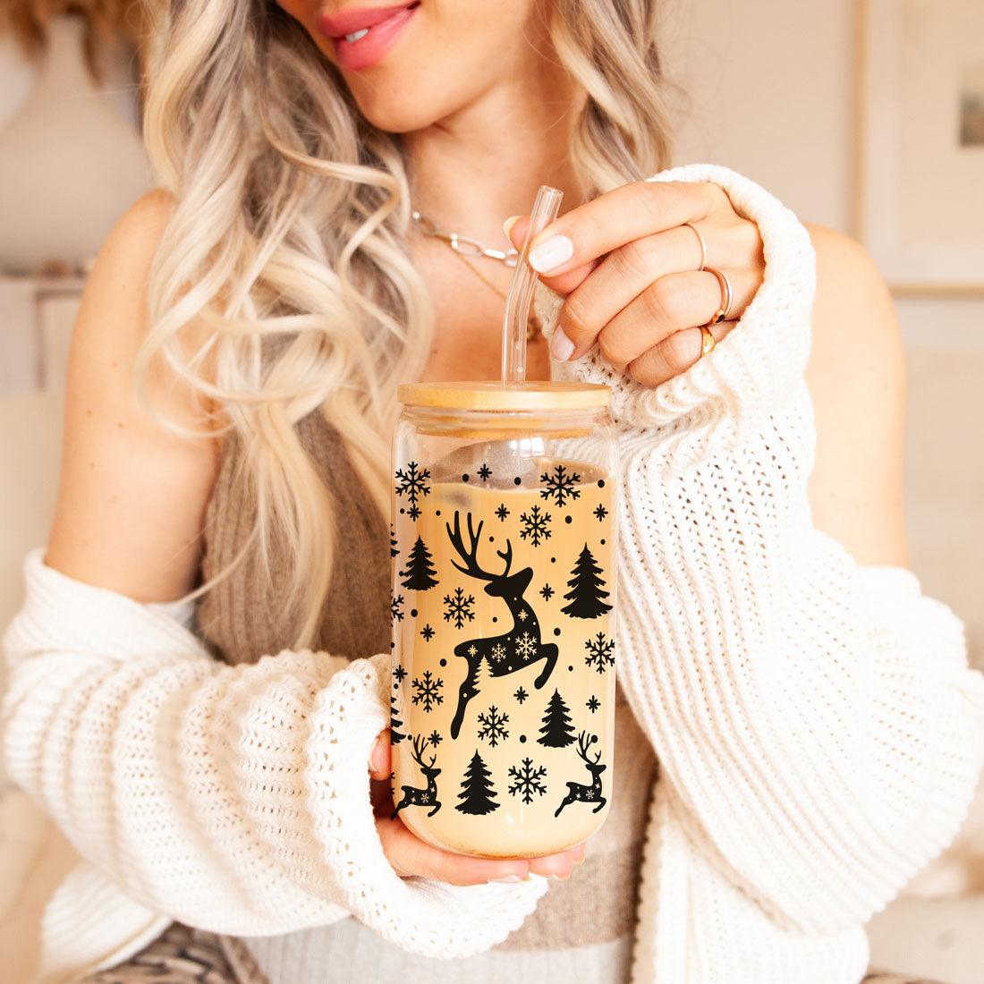 Fröhliche und helle 17oz Feiertagstasse mit Rentier Schneeflocke Baum Schwarzer Schriftzug