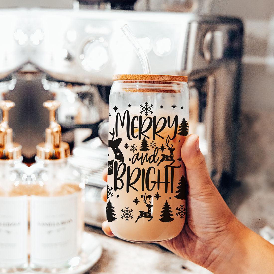 Fröhliche und helle 17oz Feiertagstasse mit Rentier Schneeflocke Baum Schwarzer Schriftzug