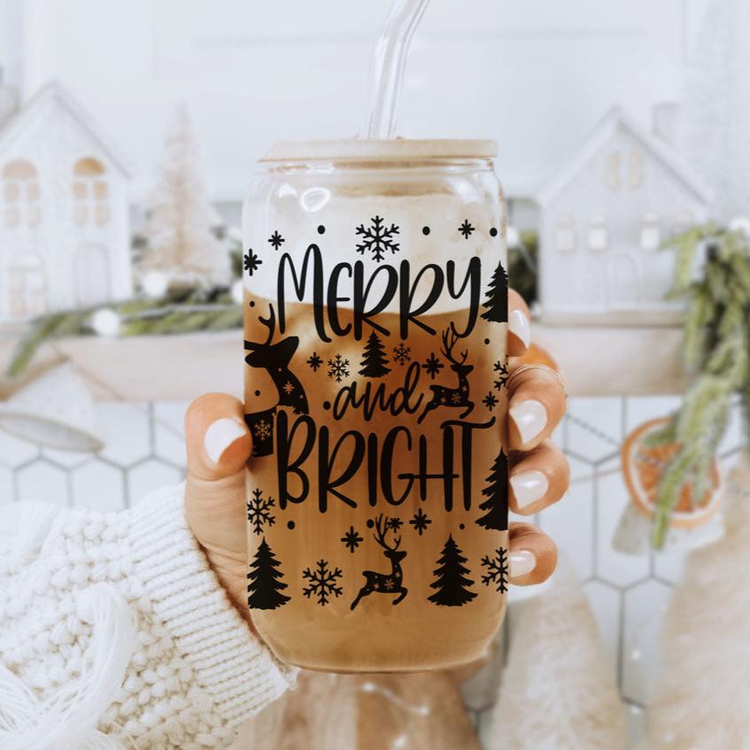 Fröhliche und helle 17oz Feiertagstasse mit Rentier Schneeflocke Baum Schwarzer Schriftzug