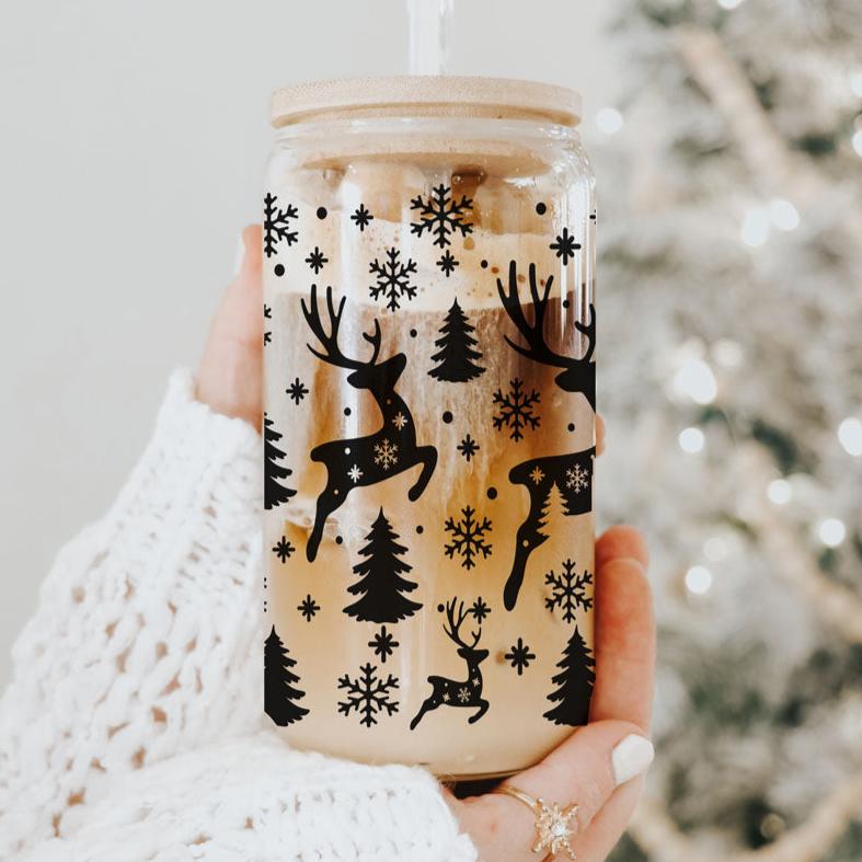 Fröhliche und helle 17oz Feiertagstasse mit Rentier Schneeflocke Baum Schwarzer Schriftzug