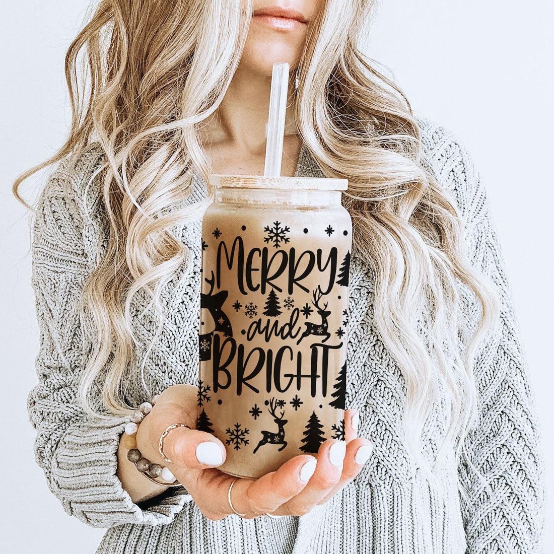Fröhliche und helle 17oz Feiertagstasse mit Rentier Schneeflocke Baum Schwarzer Schriftzug