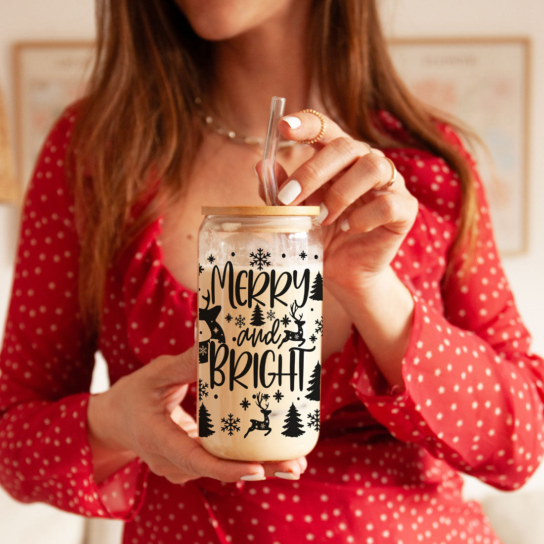 Fröhliche und helle 17oz Feiertagstasse mit Rentier Schneeflocke Baum Schwarzer Schriftzug