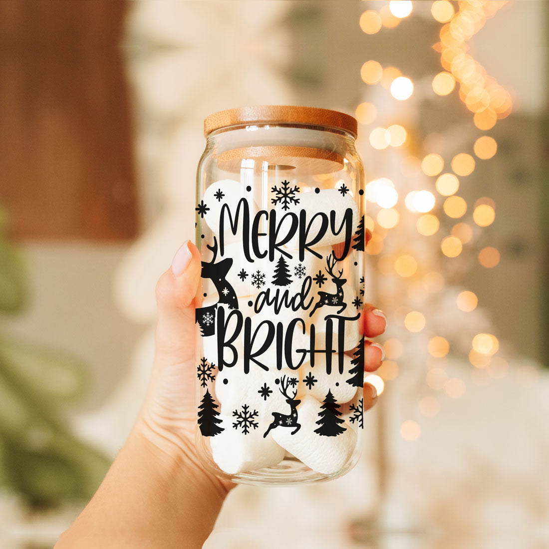 Fröhliche und helle 17oz Feiertagstasse mit Rentier Schneeflocke Baum Schwarzer Schriftzug
