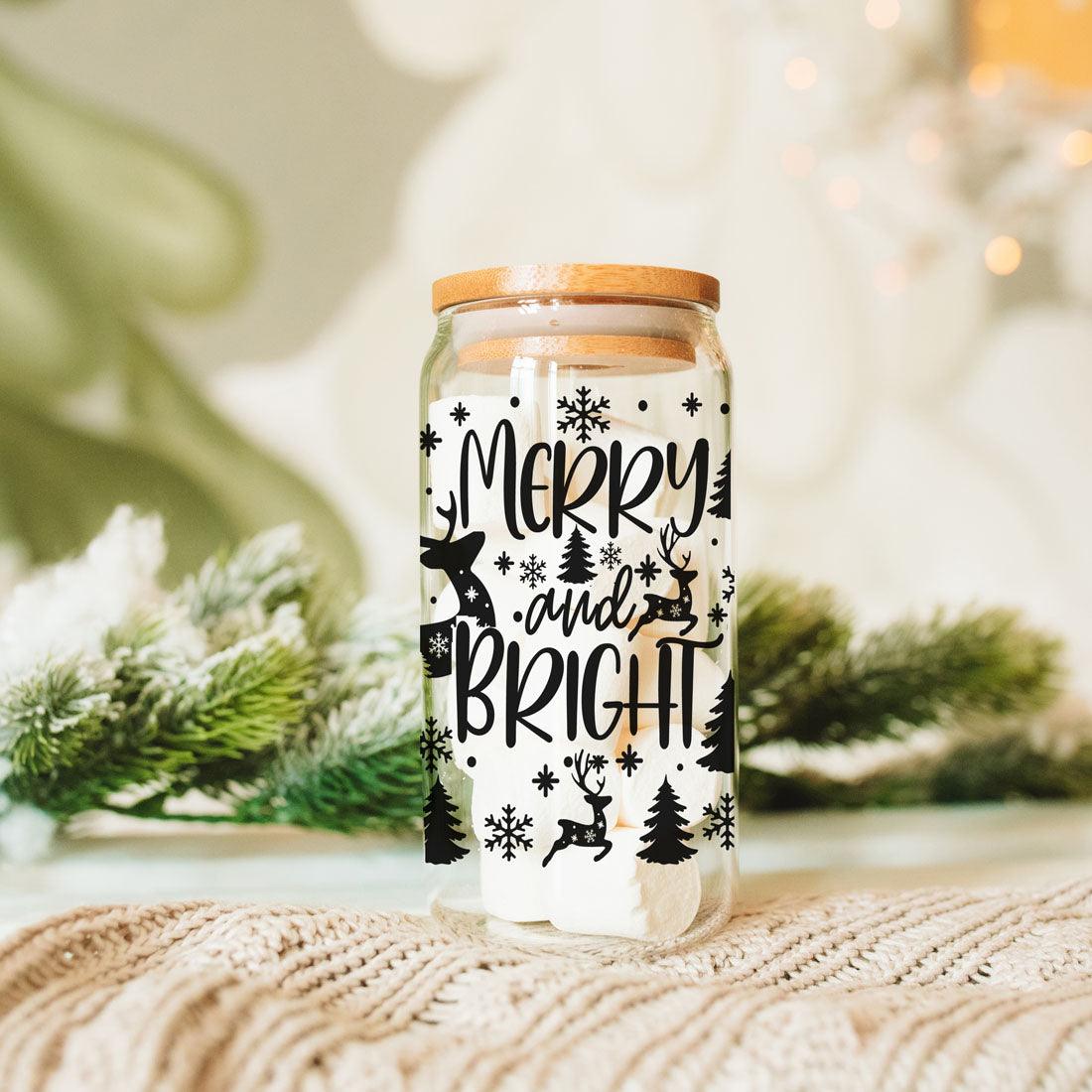 Fröhliche und helle 17oz Feiertagstasse mit Rentier Schneeflocke Baum Schwarzer Schriftzug
