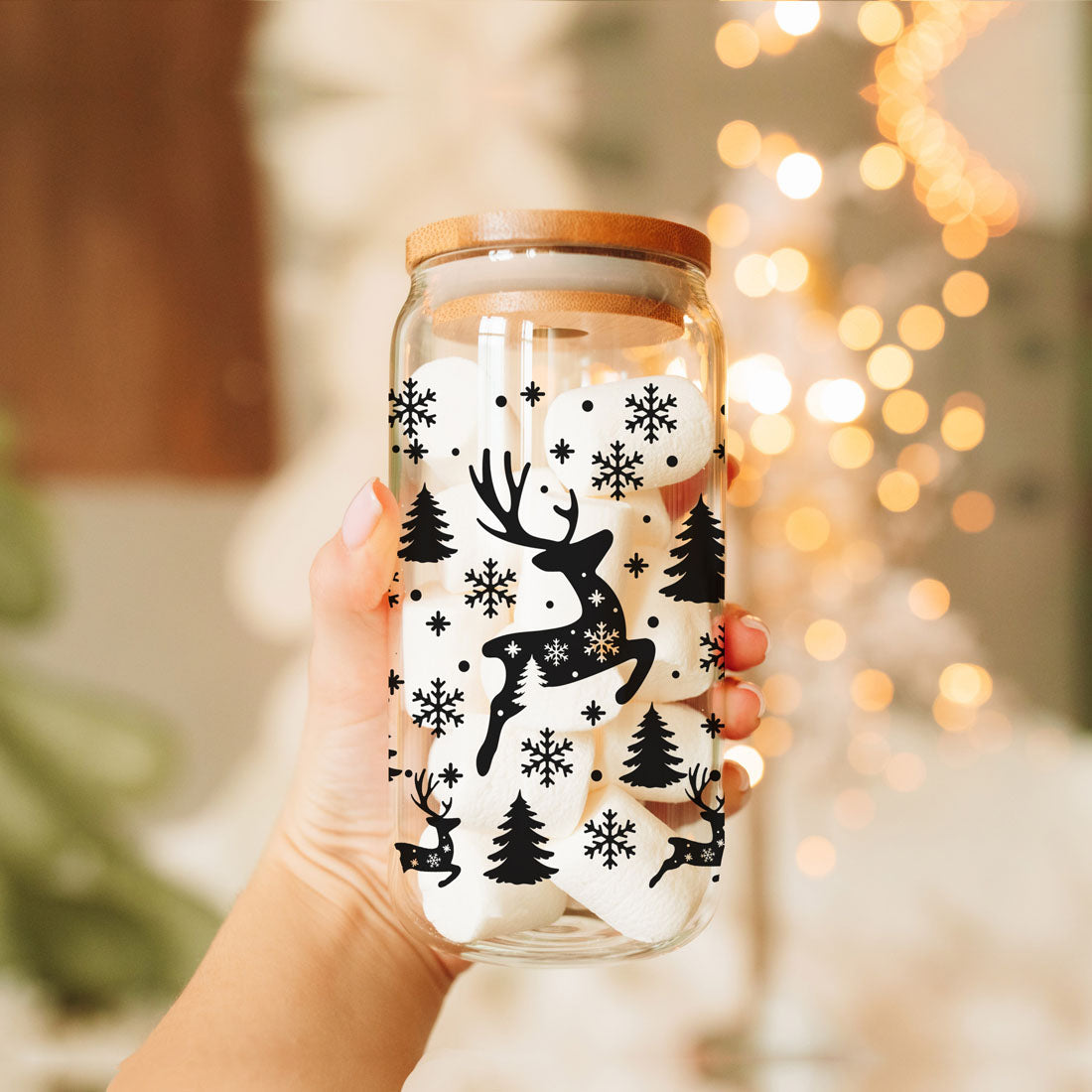 Fröhliche und helle 17oz Feiertagstasse mit Rentier Schneeflocke Baum Schwarzer Schriftzug