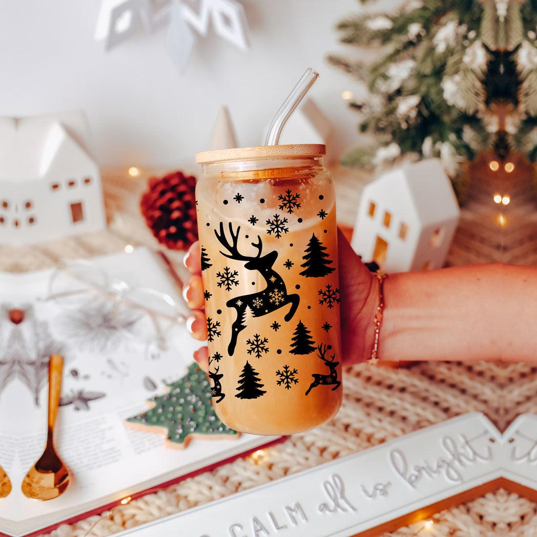 Fröhliche und helle 17oz Feiertagstasse mit Rentier Schneeflocke Baum Schwarzer Schriftzug