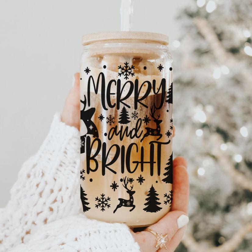 Fröhliche und helle 17oz Feiertagstasse mit Rentier Schneeflocke Baum Schwarzer Schriftzug