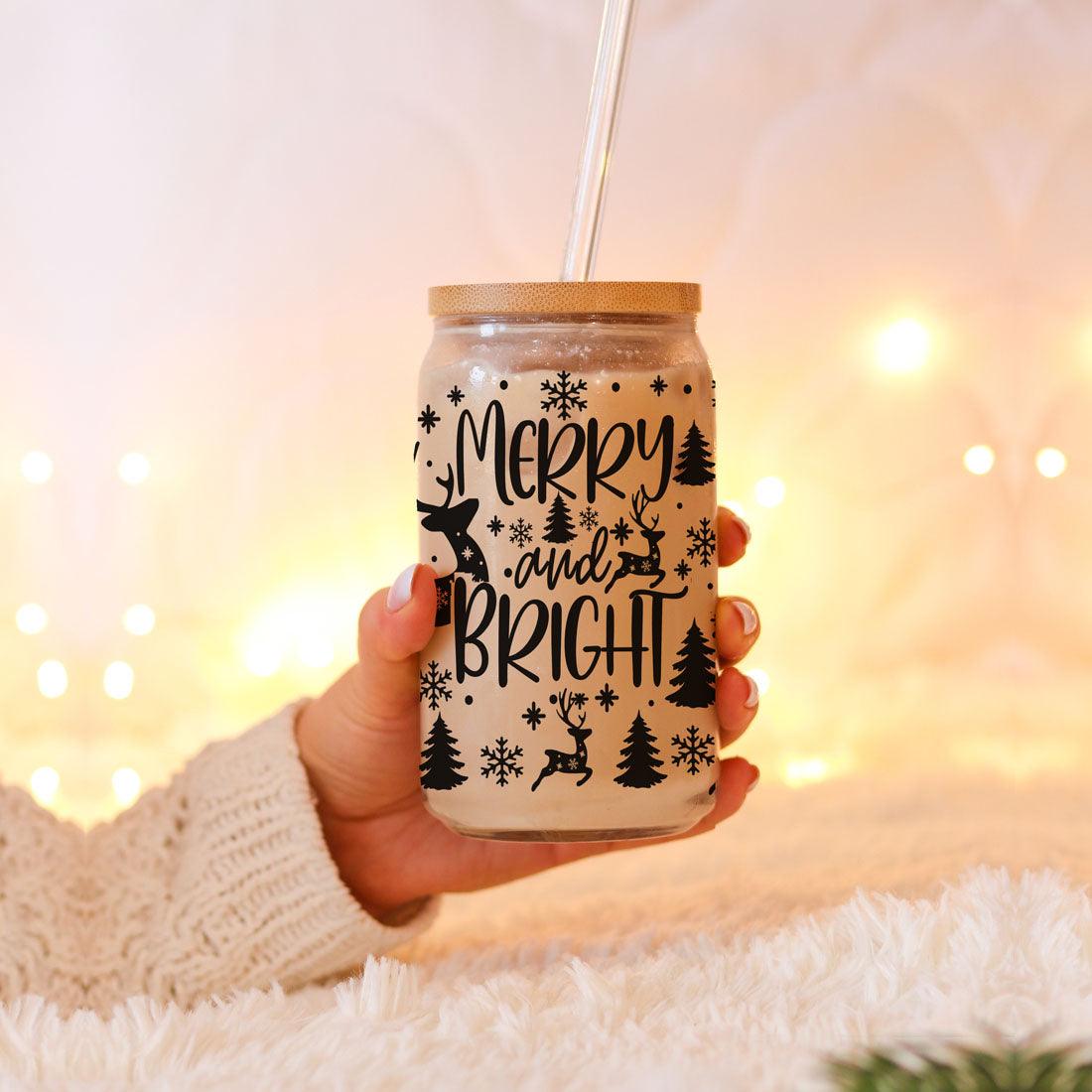 Fröhliche und helle 17oz Feiertagstasse mit Rentier Schneeflocke Baum Schwarzer Schriftzug