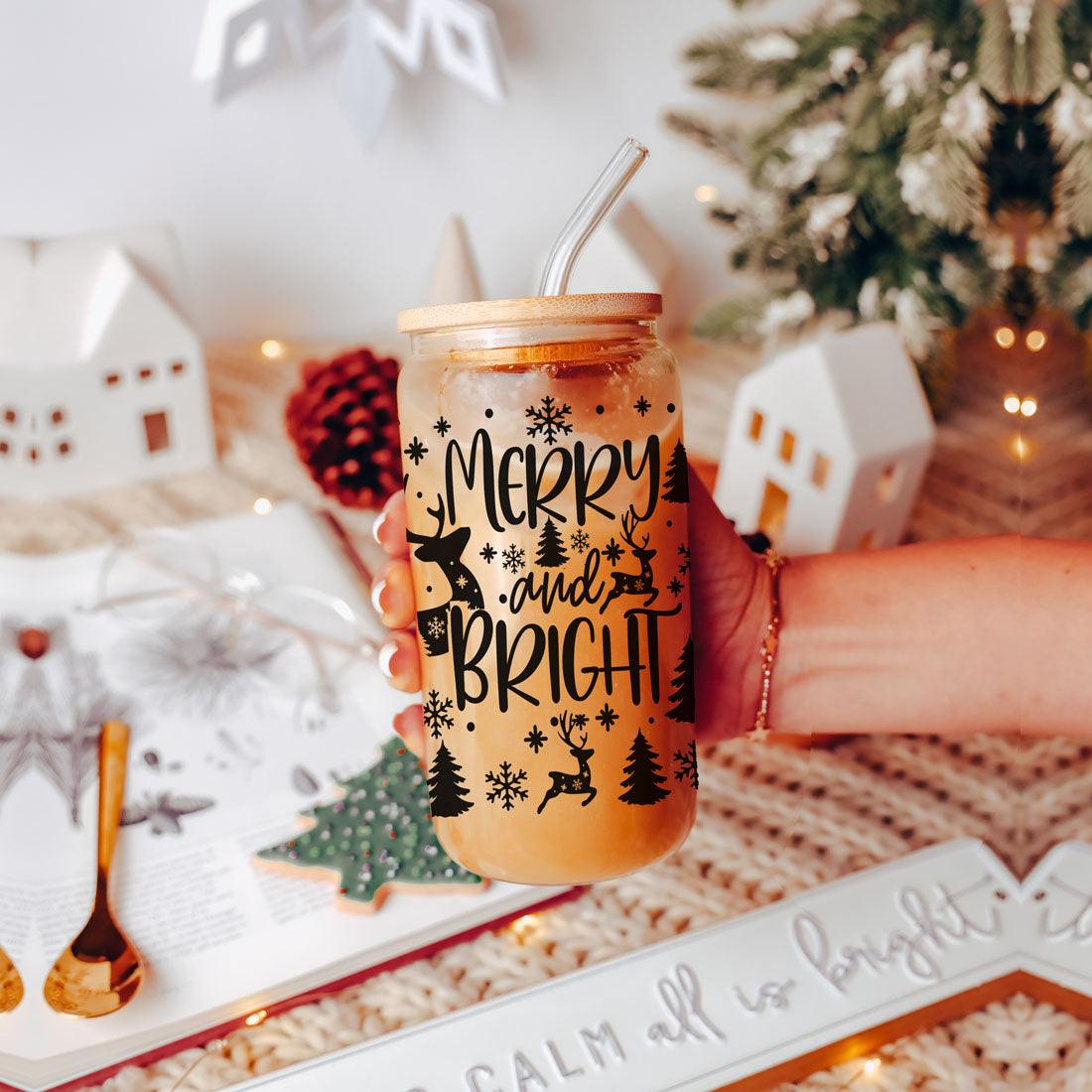 Fröhliche und helle 17oz Feiertagstasse mit Rentier Schneeflocke Baum Schwarzer Schriftzug