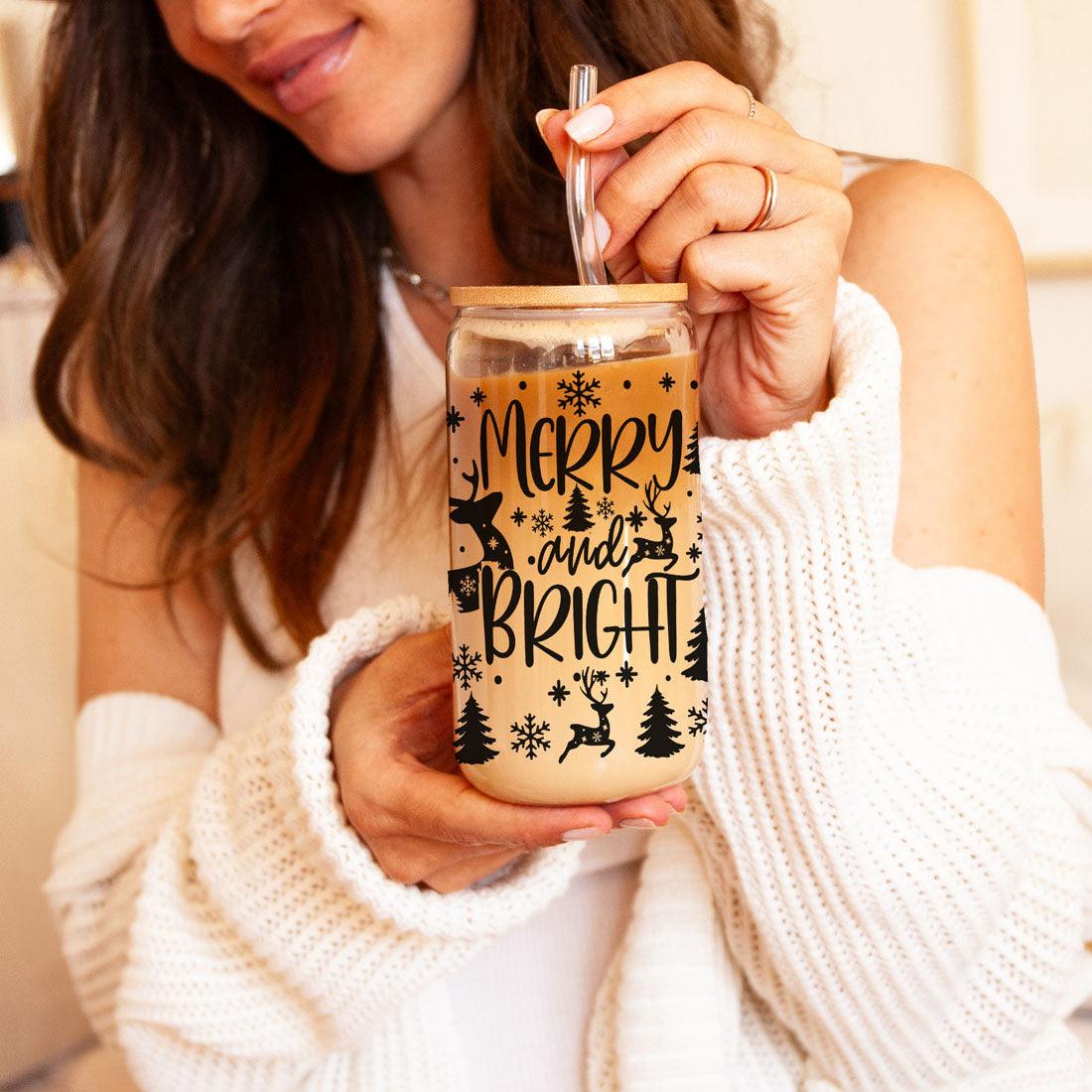 Fröhliche und helle 17oz Feiertagstasse mit Rentier Schneeflocke Baum Schwarzer Schriftzug