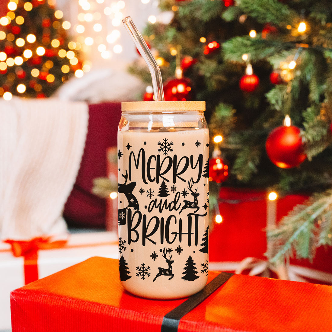 Fröhliche und helle 17oz Feiertagstasse mit Rentier Schneeflocke Baum Schwarzer Schriftzug