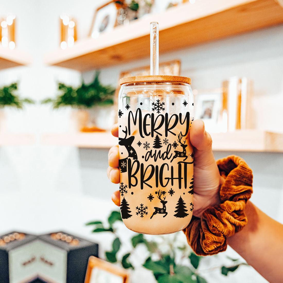 Fröhliche und helle 17oz Feiertagstasse mit Rentier Schneeflocke Baum Schwarzer Schriftzug