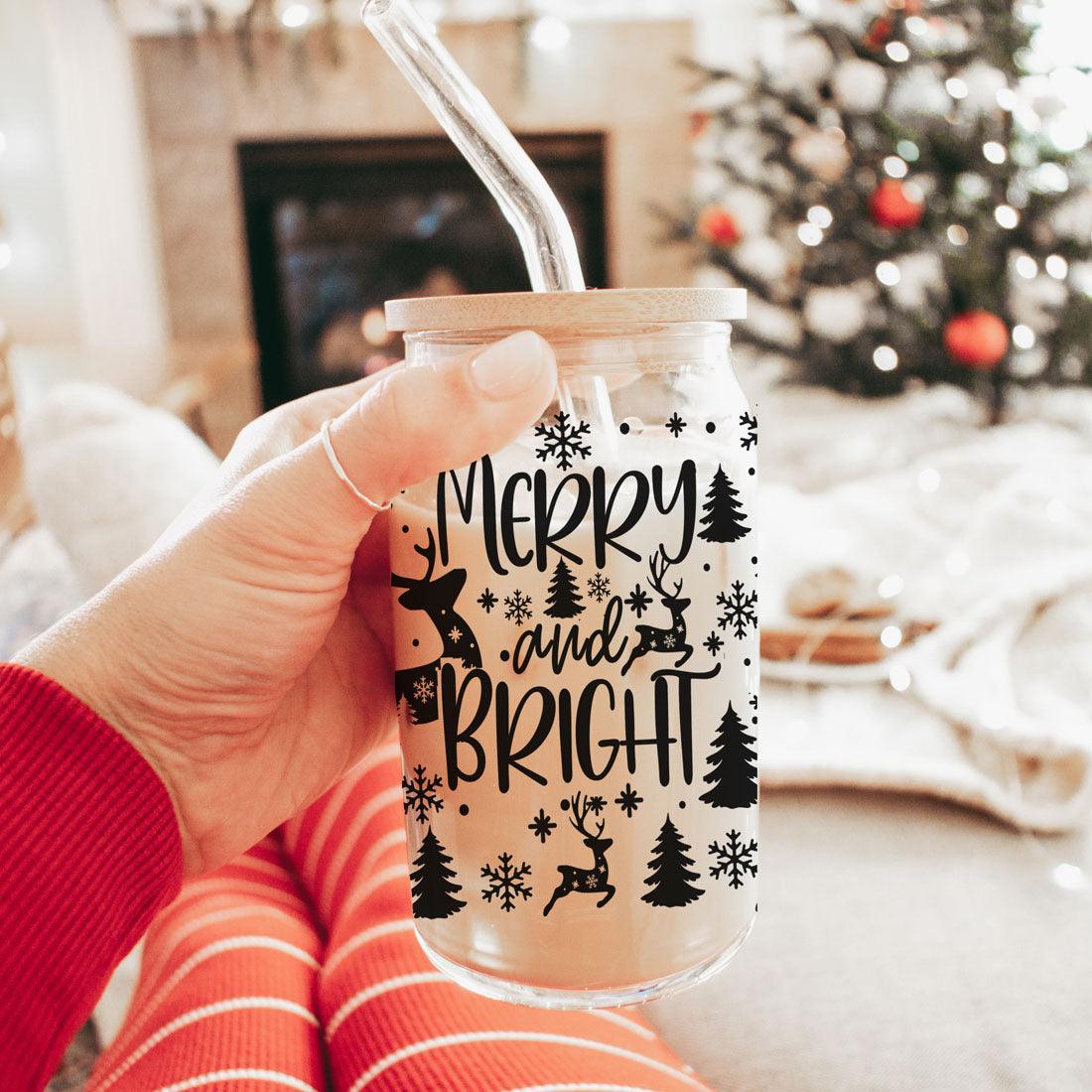 Fröhliche und helle 17oz Feiertagstasse mit Rentier Schneeflocke Baum Schwarzer Schriftzug