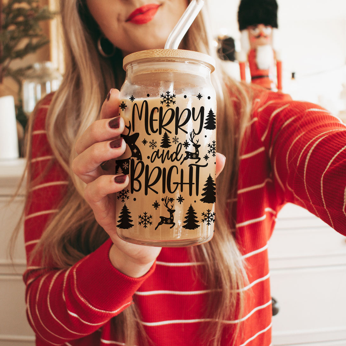 Fröhliche und helle 17oz Feiertagstasse mit Rentier Schneeflocke Baum Schwarzer Schriftzug