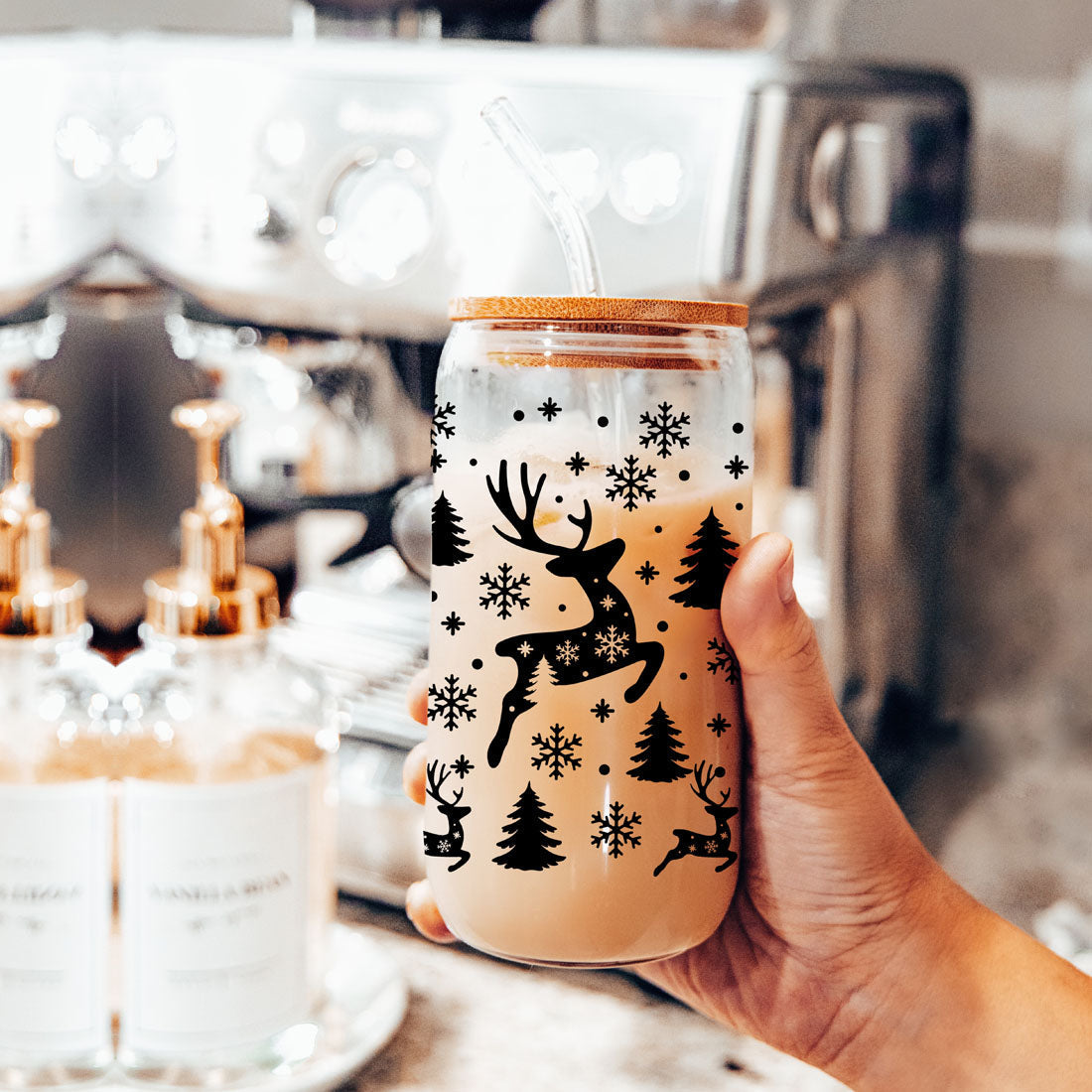 Fröhliche und helle 17oz Feiertagstasse mit Rentier Schneeflocke Baum Schwarzer Schriftzug