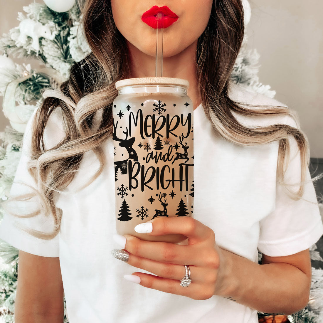 Fröhliche und helle 17oz Feiertagstasse mit Rentier Schneeflocke Baum Schwarzer Schriftzug