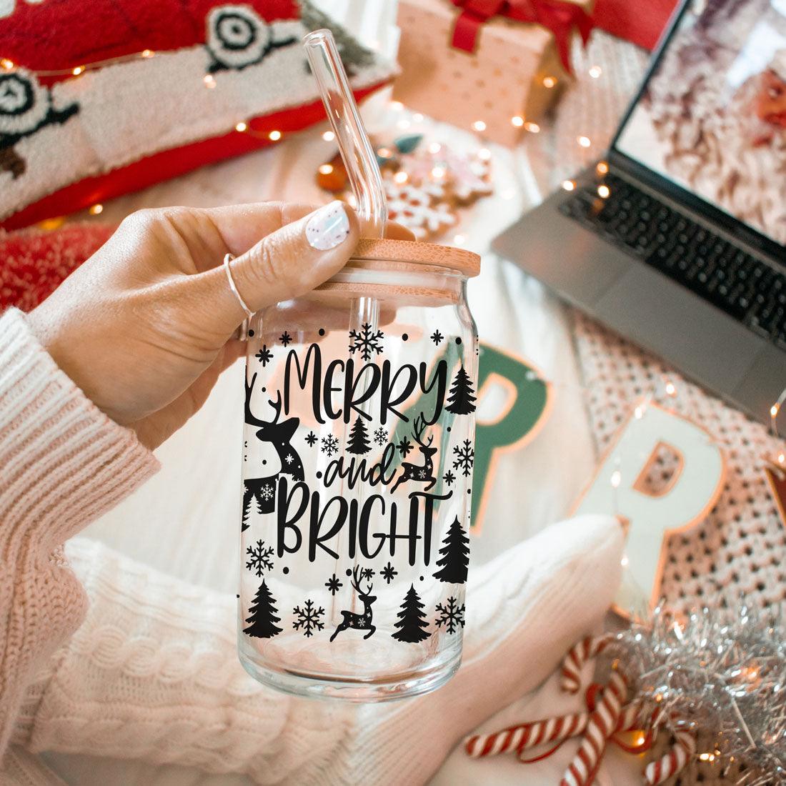 Fröhliche und helle 17oz Feiertagstasse mit Rentier Schneeflocke Baum Schwarzer Schriftzug
