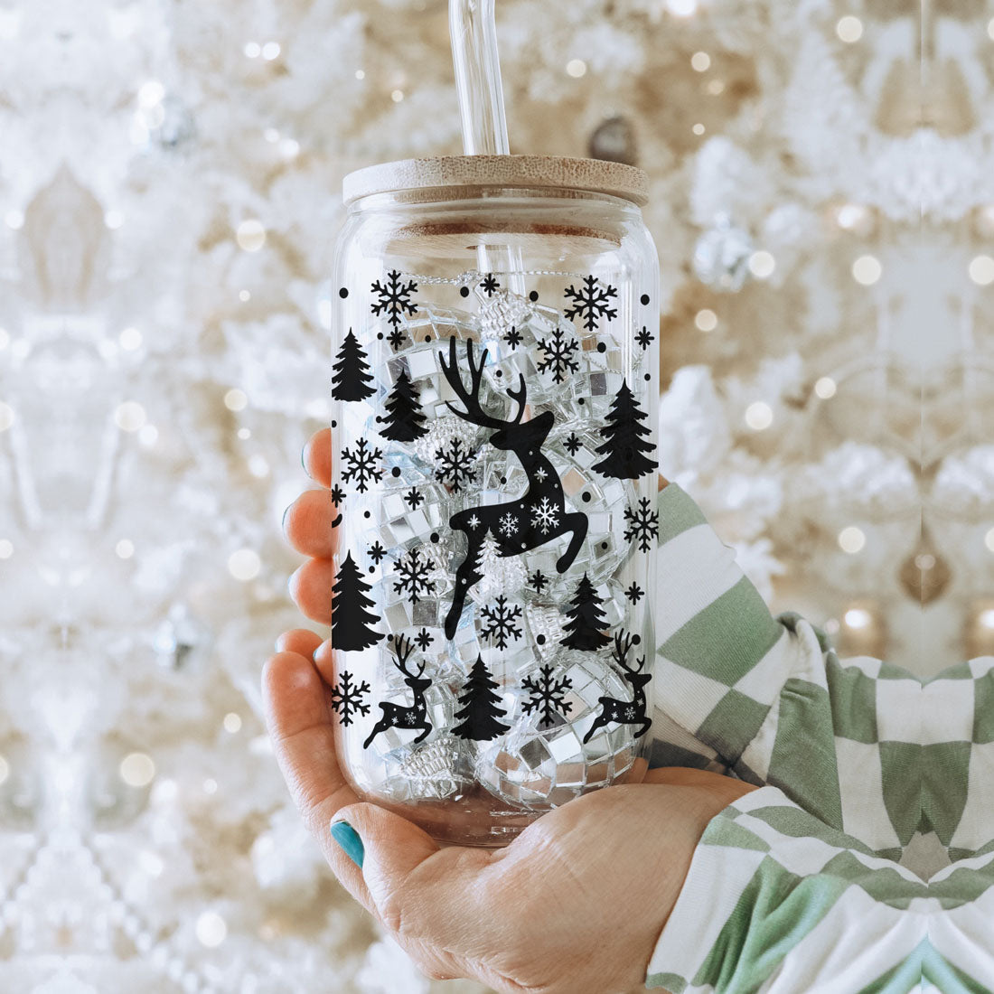 Fröhliche und helle 17oz Feiertagstasse mit Rentier Schneeflocke Baum Schwarzer Schriftzug