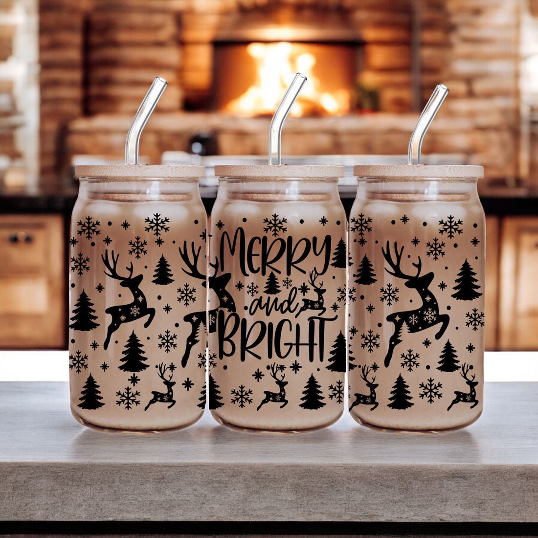 Fröhliche und helle 17oz Feiertagstasse mit Rentier Schneeflocke Baum Schwarzer Schriftzug