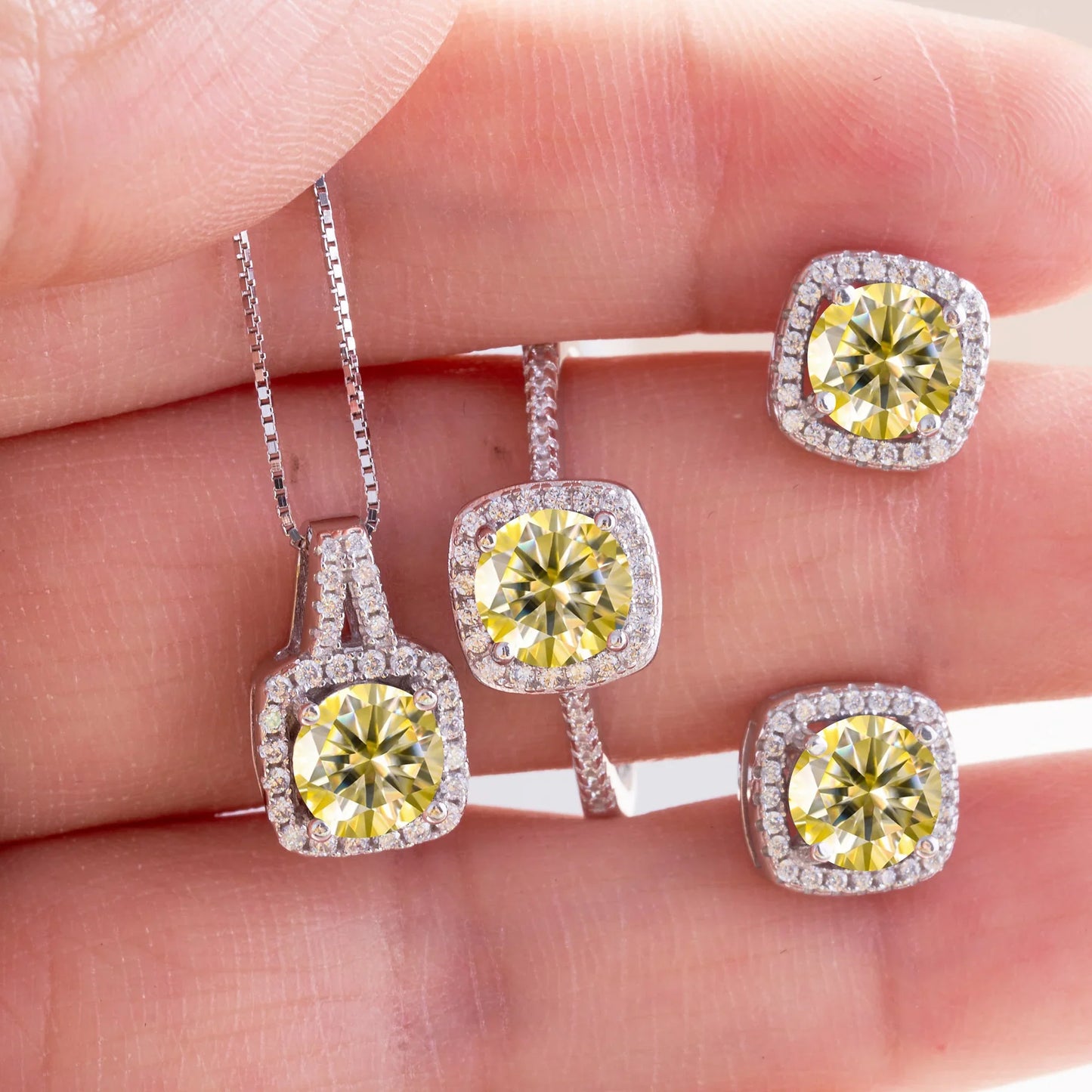 Ensemble Collier Pendentif et Clous d'Oreilles en Moissanite Ronde Couleur D Argent Sterling 925