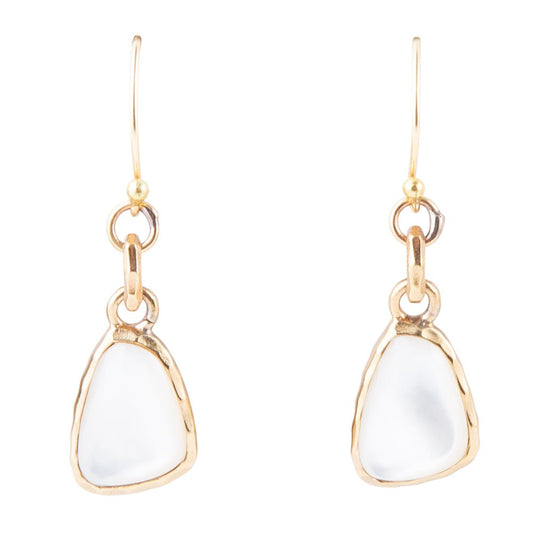 Boucles d'oreilles pendantes dorées en nacre blanche