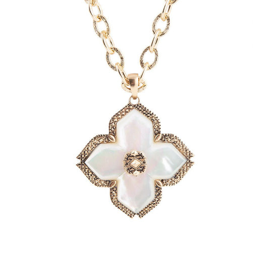 Collier pendentif chaîne dorée en nacre blanche croix de Malte