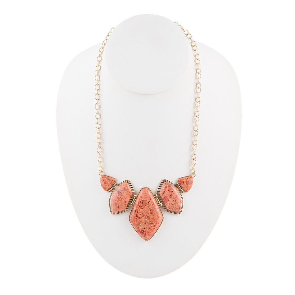 Collier en or avec pendentif corail éponge orange formes multiples