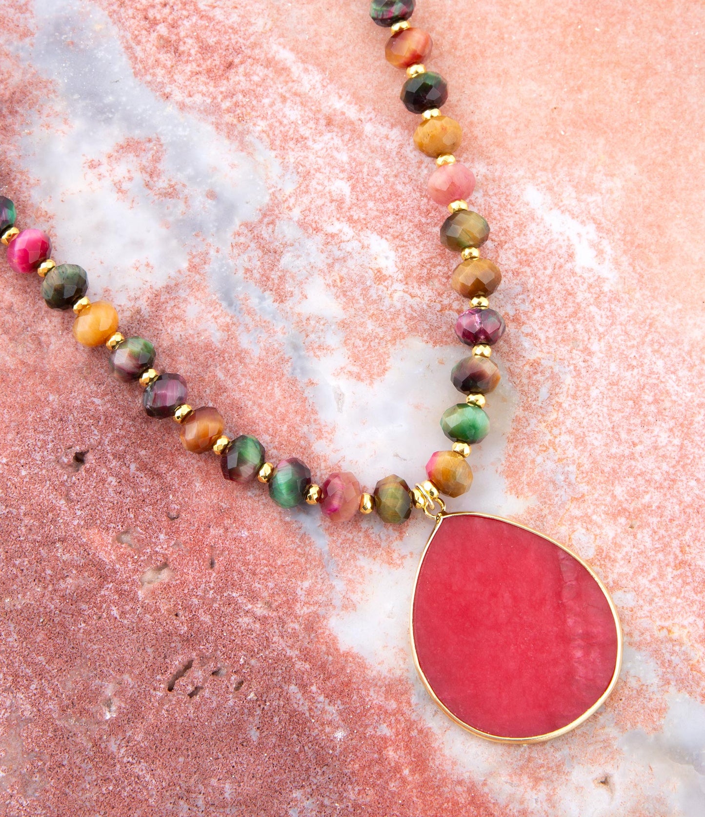Collier doré avec pendentif œil de tigre multicolore orné de pierres précieuses et jade rose
