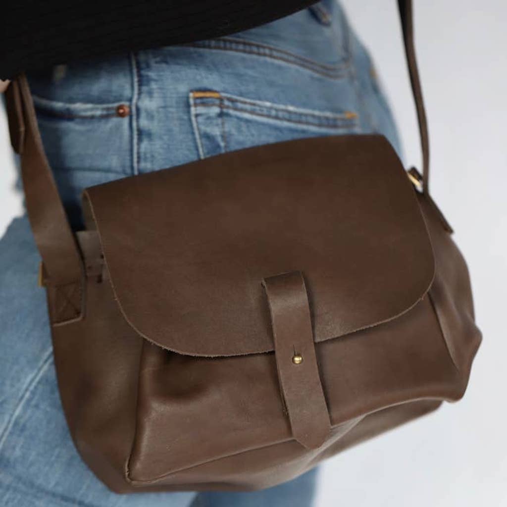 Nubukleder-Beuteltasche Handgefertigt Kenia Upcycling Neutrale Alltagstasche
