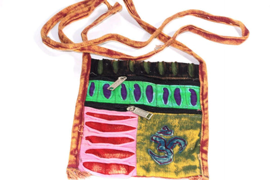 Sac artisanal de type Jhola en patchwork bohème brodé Om