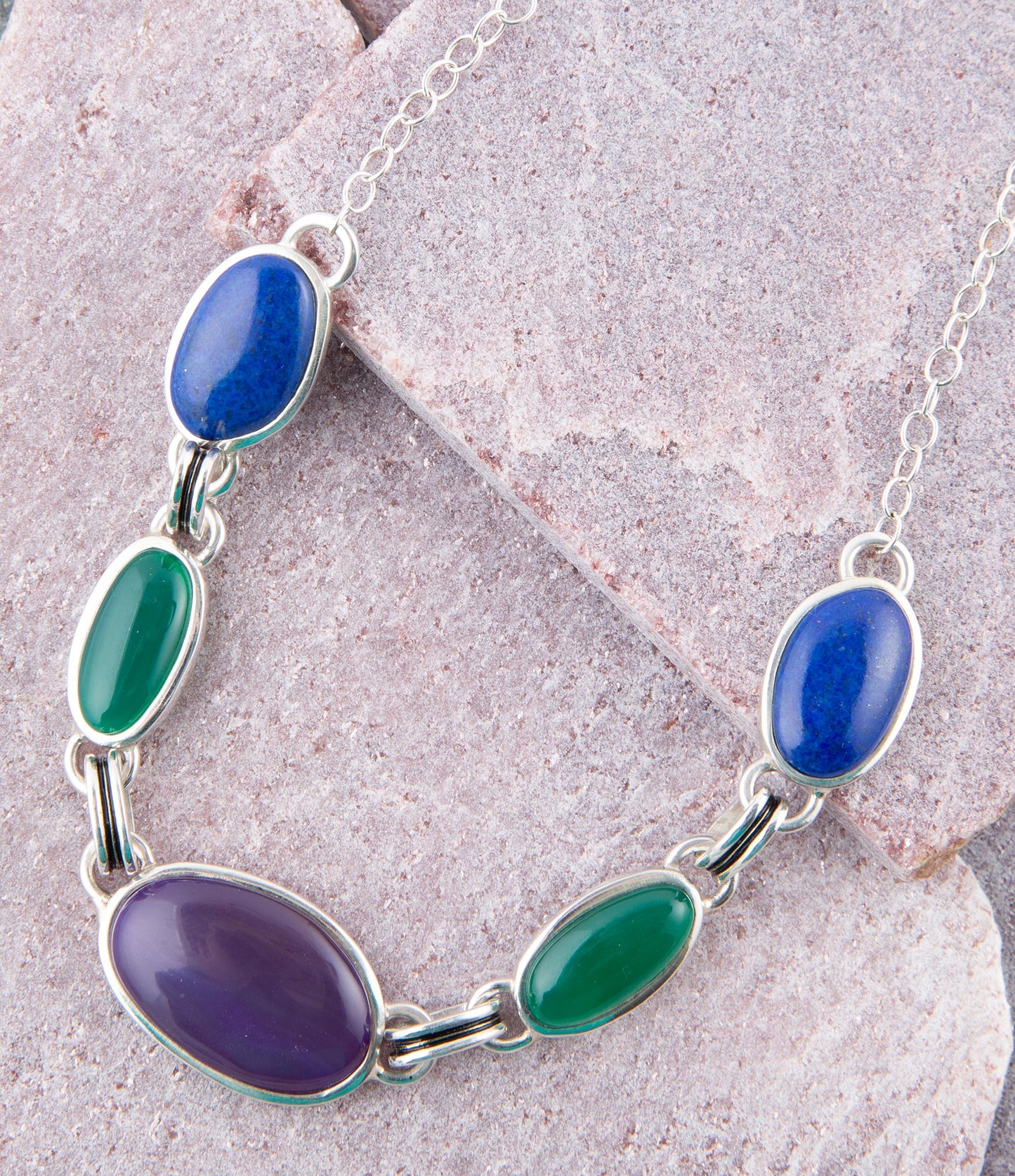 Collier multicoque en agate violet paon