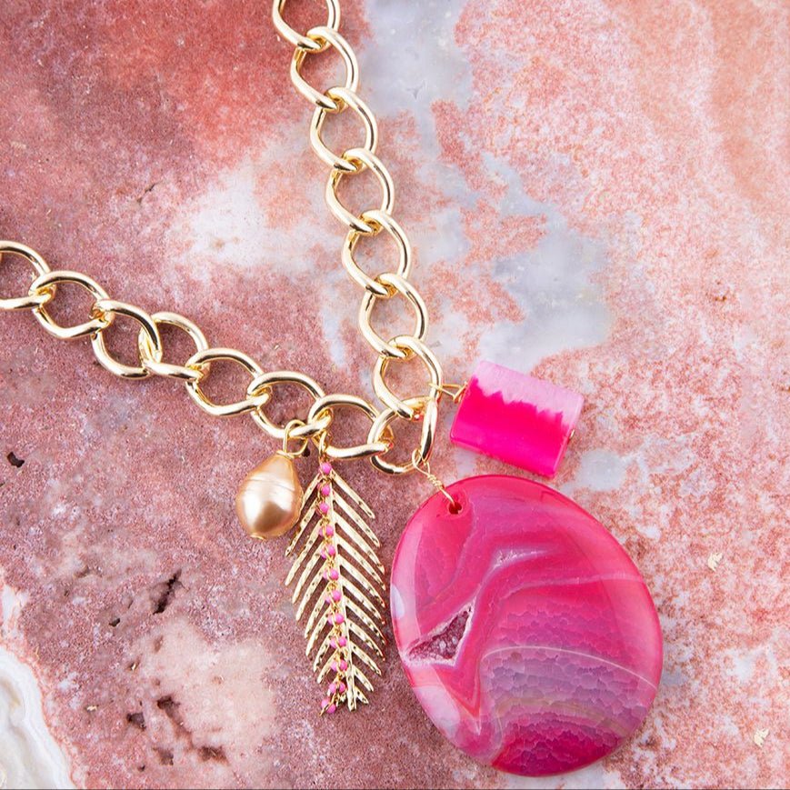 Collier Pivoine Fuchsia en Agate Rose avec Breloque Dorée