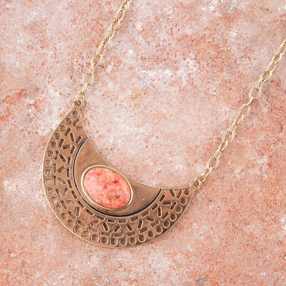 Pendentif Pharoah Orange en Corail Éponge et Collier en Bronze Doré