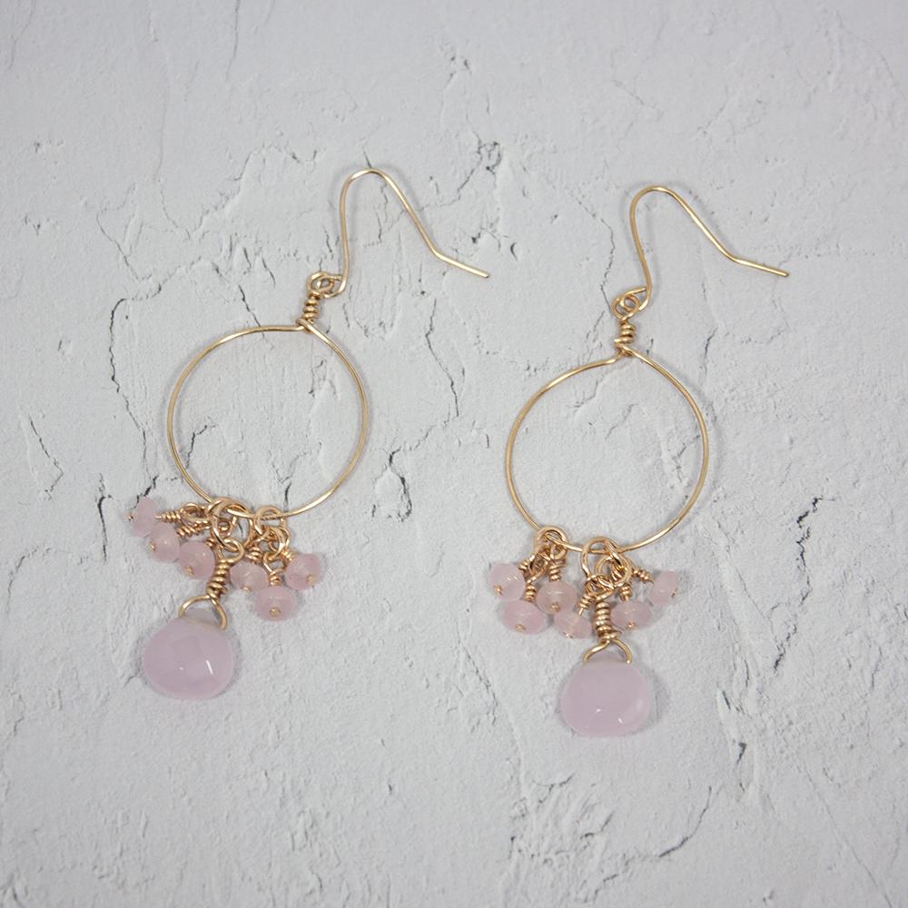 Creolen mit rosa Chalcedon-Jade-Cluster, Gold, zierlich