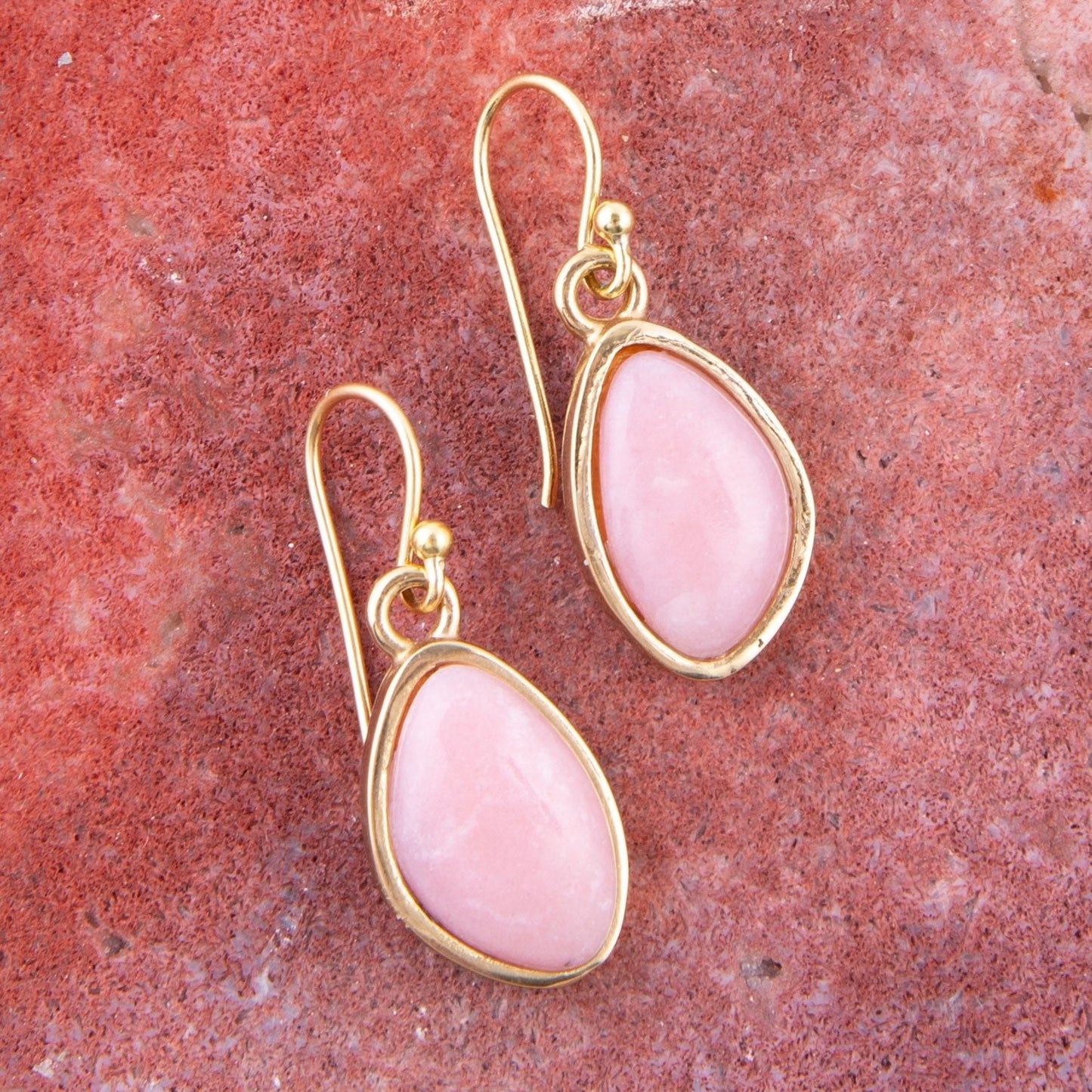 Boucles d'oreilles pendantes opale rose et or