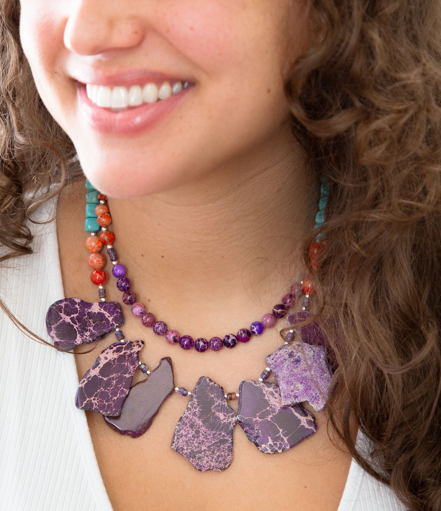 Collier fantaisie Prescott en magnésite bleue, violette et orange