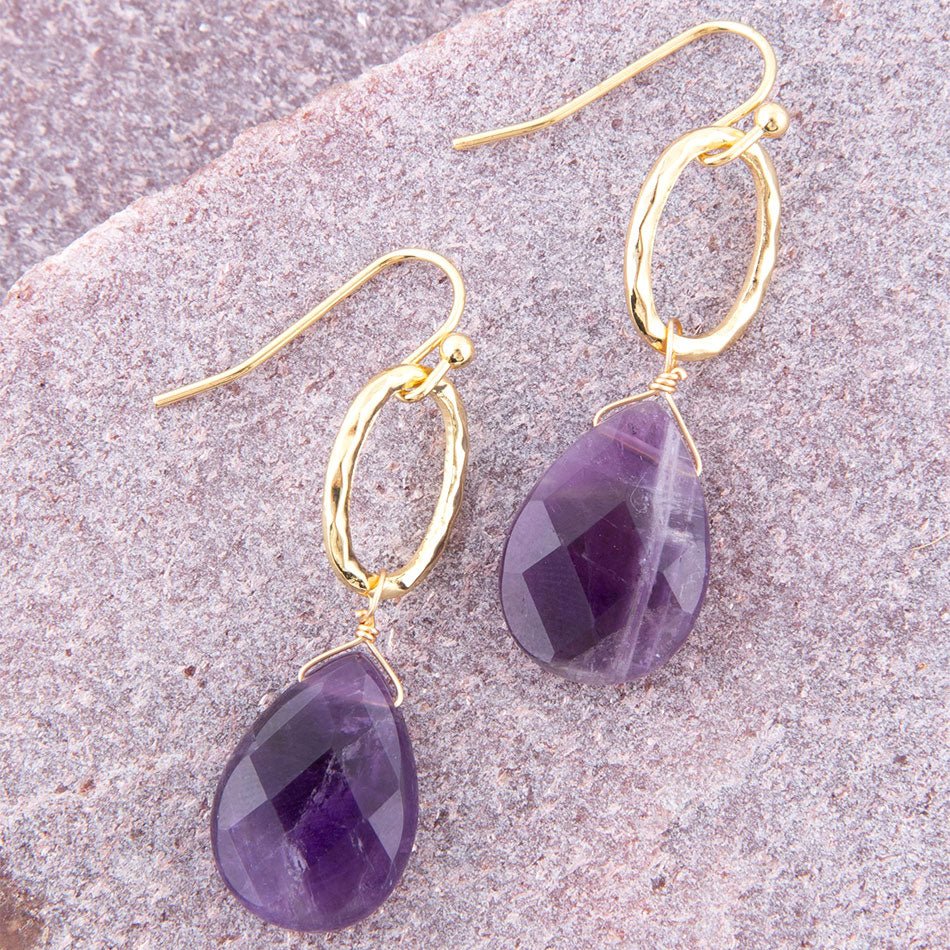 Jolies boucles d'oreilles pendantes en or et améthyste violette