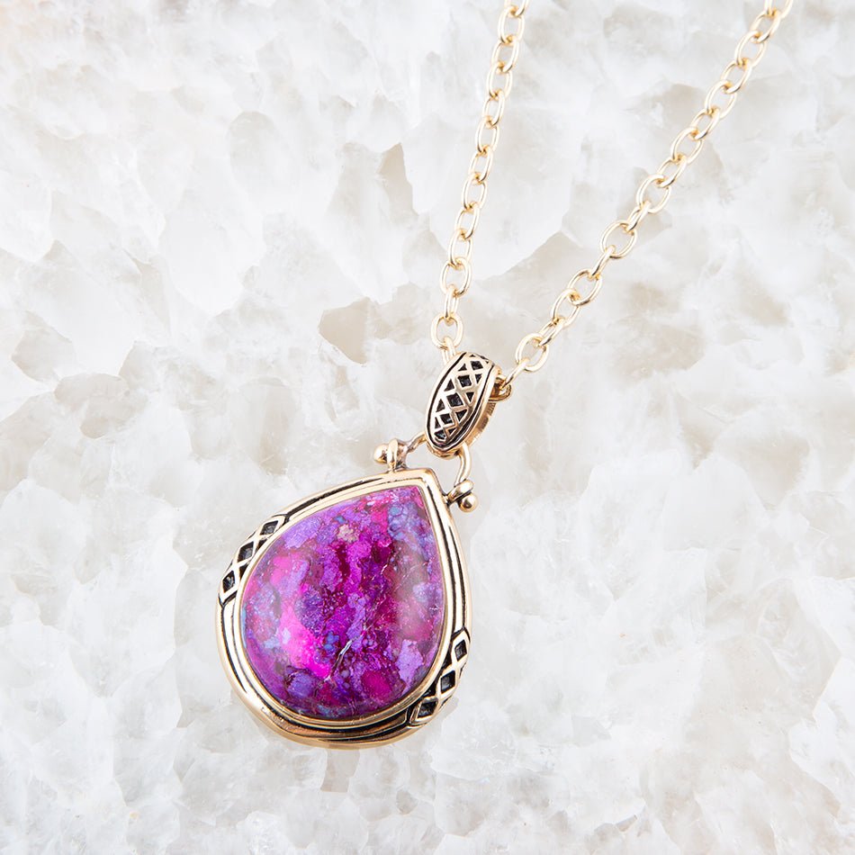 Halskette mit violettem Türkis-Tropfenanhänger und Goldfassung