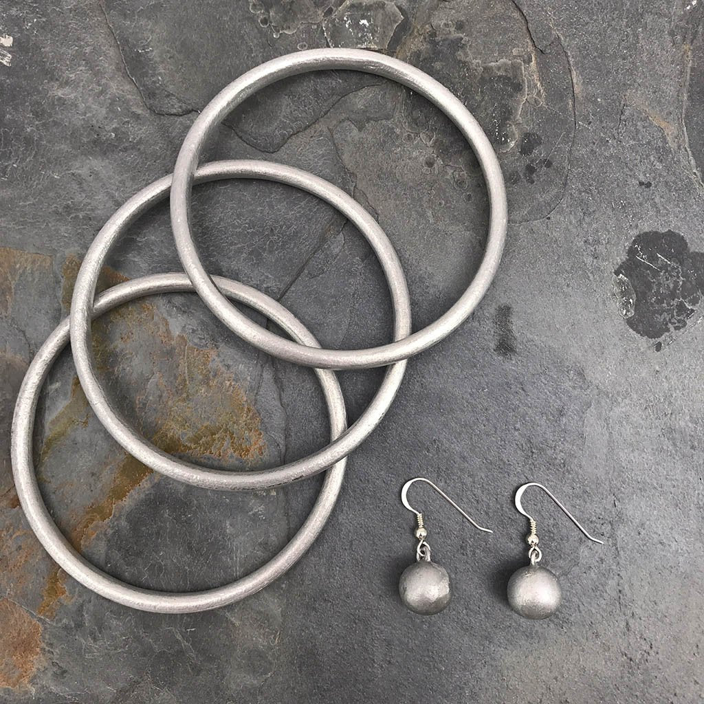 Boucles d'oreilles pendantes Bombe Recyclée Pièces de bombe en aluminium recyclé 3,17 cm Fait main Laos