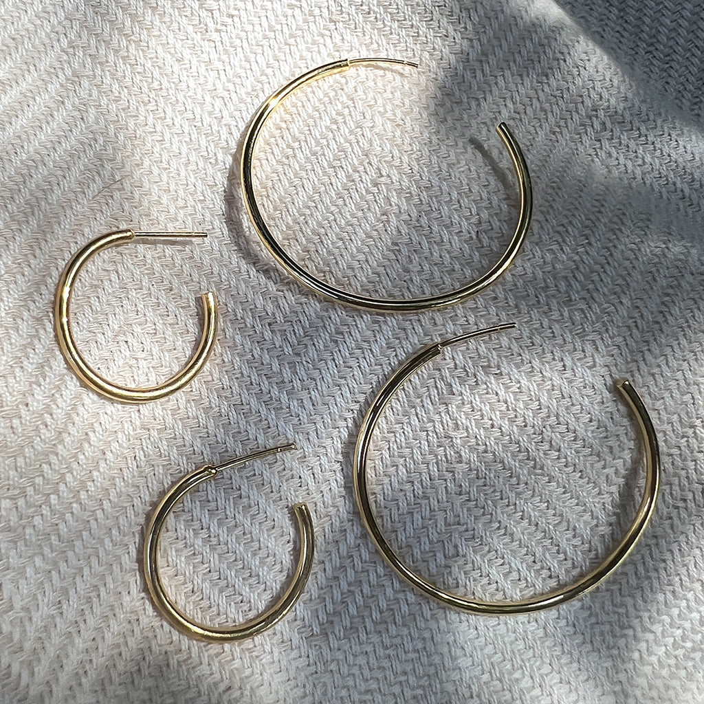 Boucles d'oreilles créoles plaquées or Bombshell recyclées - Fabriquées à la main, Deux tailles