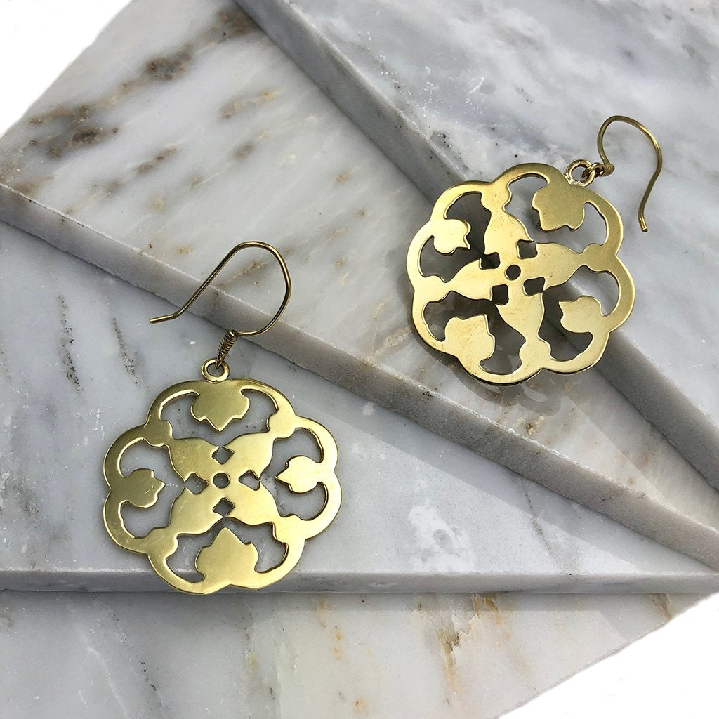 Boucles d'oreilles trèfle en laiton recyclé faites main légères écologiques
