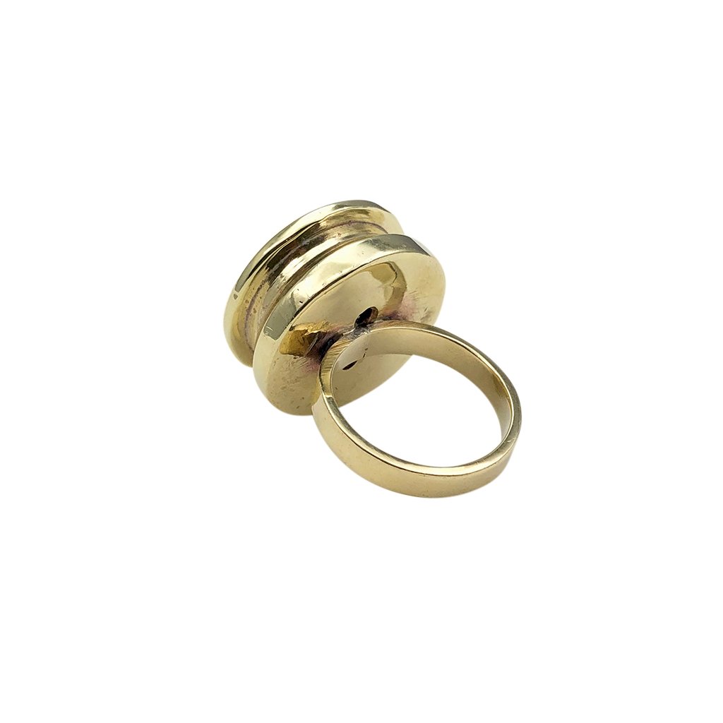 Bague balle recyclée en laiton poli à partir de douilles récupérées, coulée à la main par des artisans