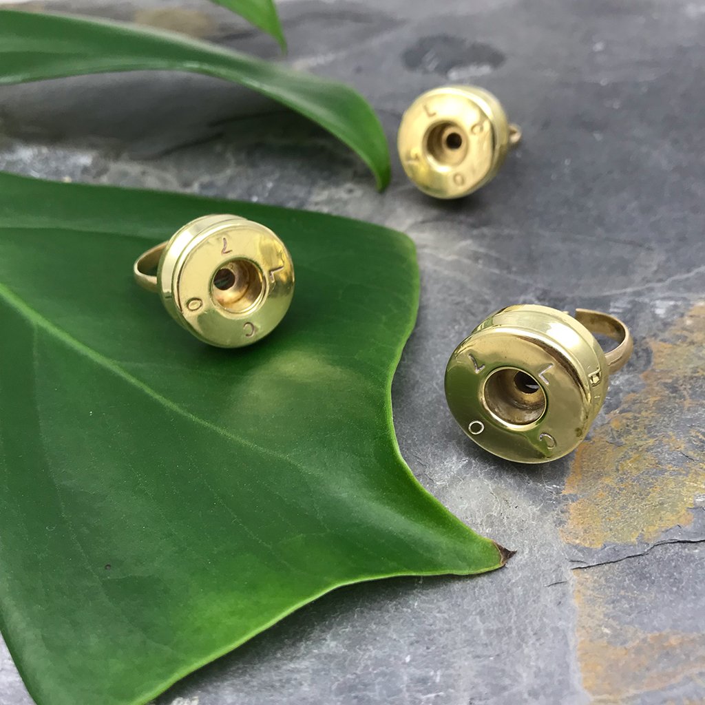 Bague balle recyclée en laiton poli à partir de douilles récupérées, coulée à la main par des artisans