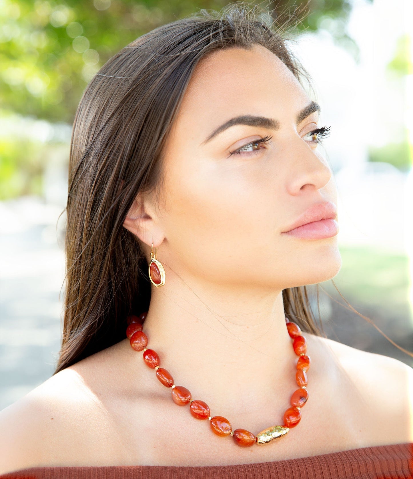 Statement-Kette mit orangefarbenen Karneol- und Goldperlen