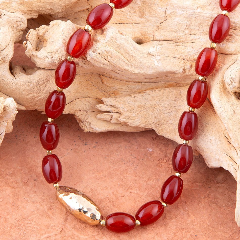 Statement-Kette mit orangefarbenen Karneol- und Goldperlen